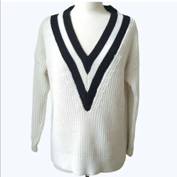 ✨H&M V-neck Sweater✨  - Picture 3 of 6